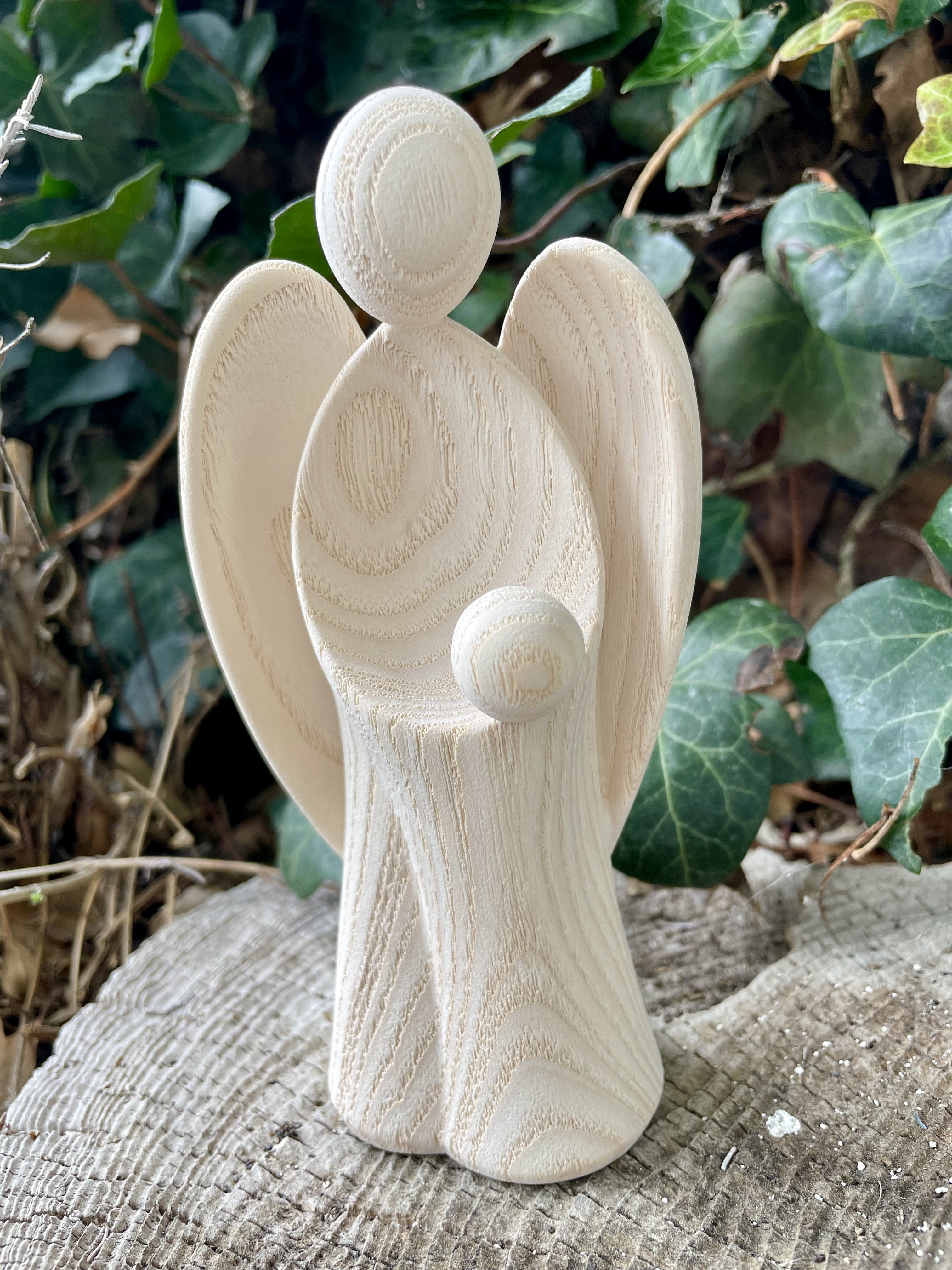 Schutzengel mit Kind modern, aus Holz geschnitzt