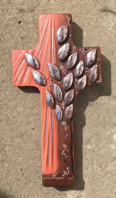 Kreuz modern mit Lebensbaum, aus Holz geschnitzt