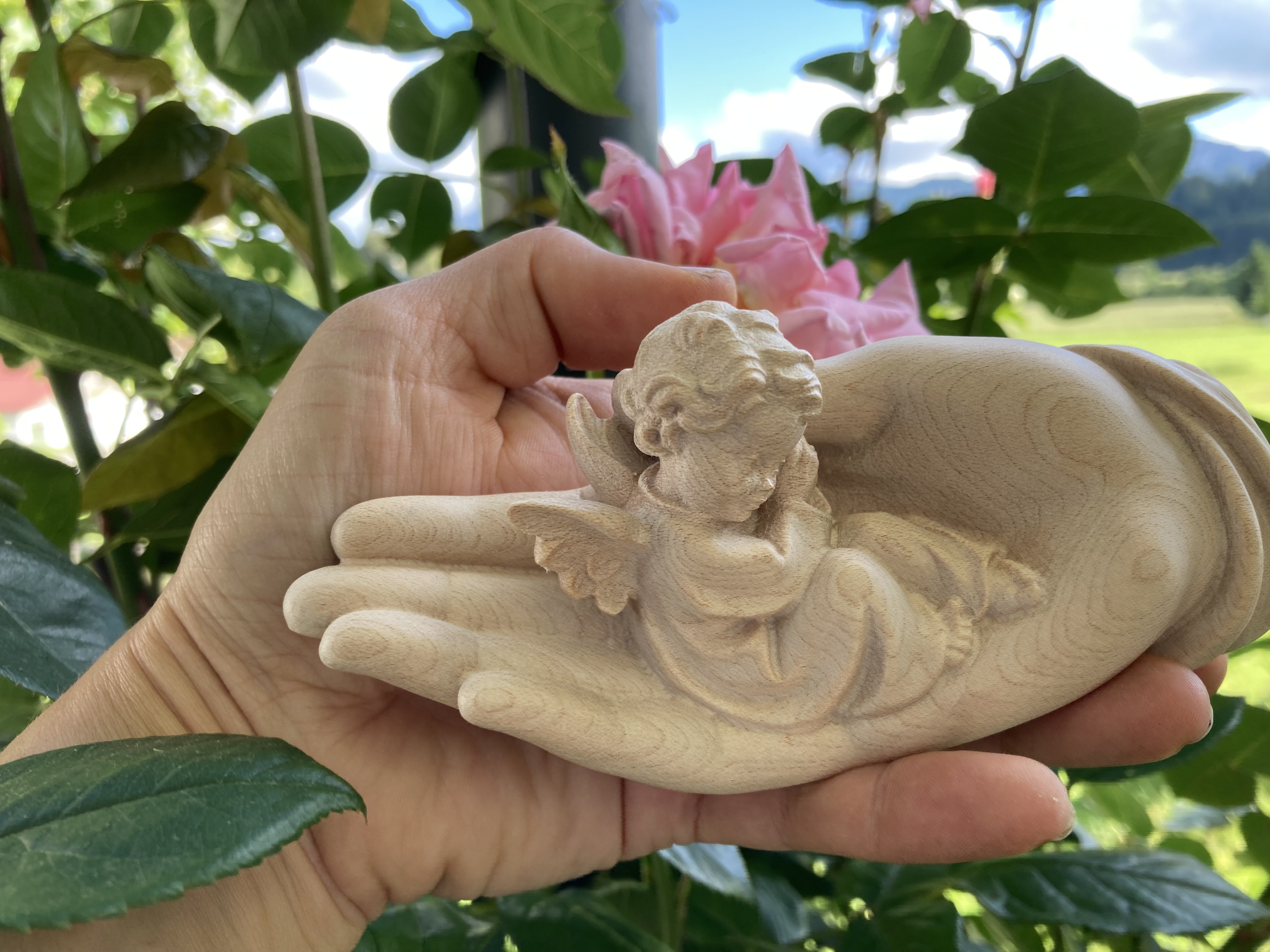 geschnitzter Engel in der Hand