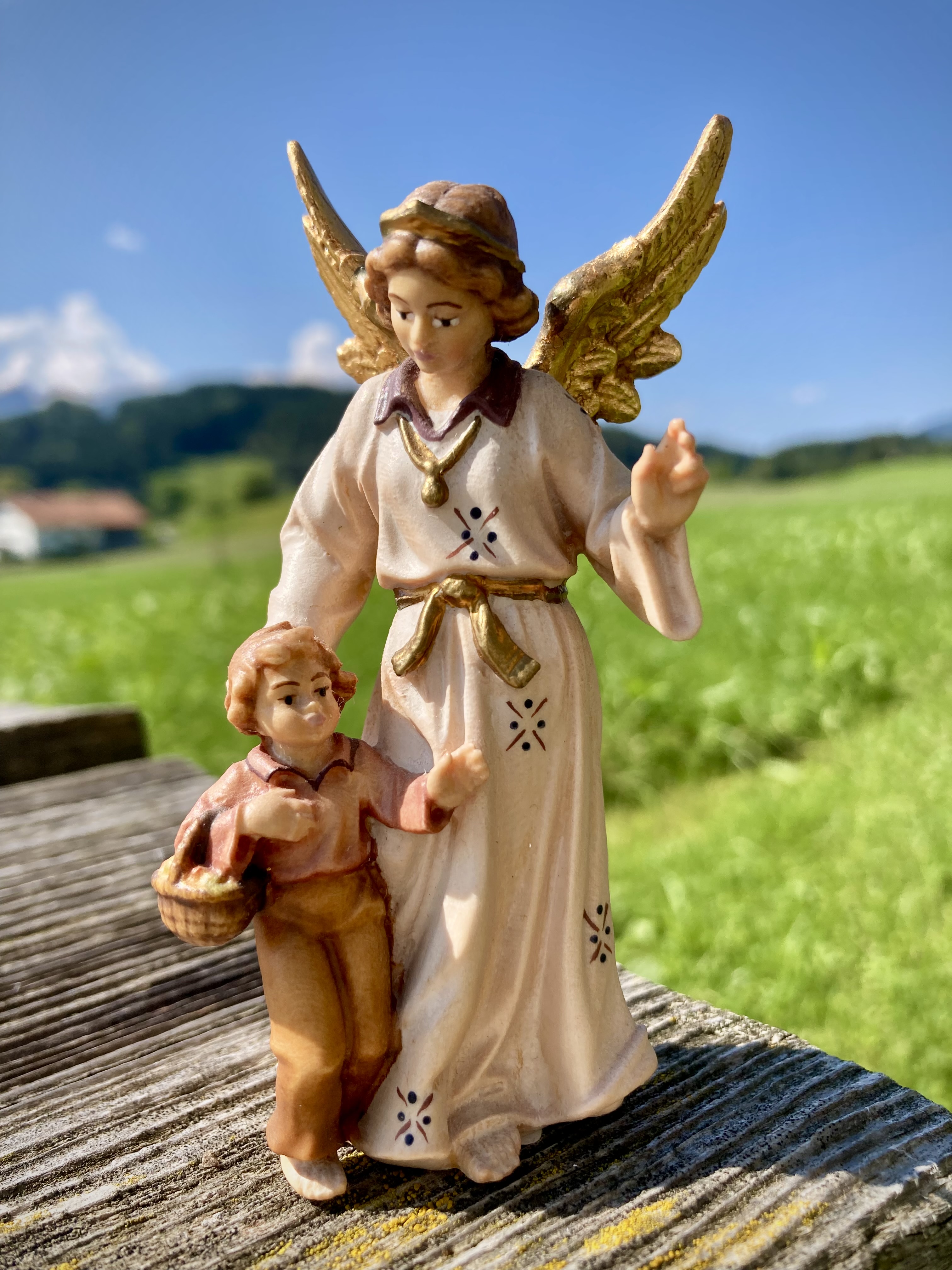 Schutzengel mit Bub / Junge bzw. Erzengel Raphael aus Holz geschnitzt