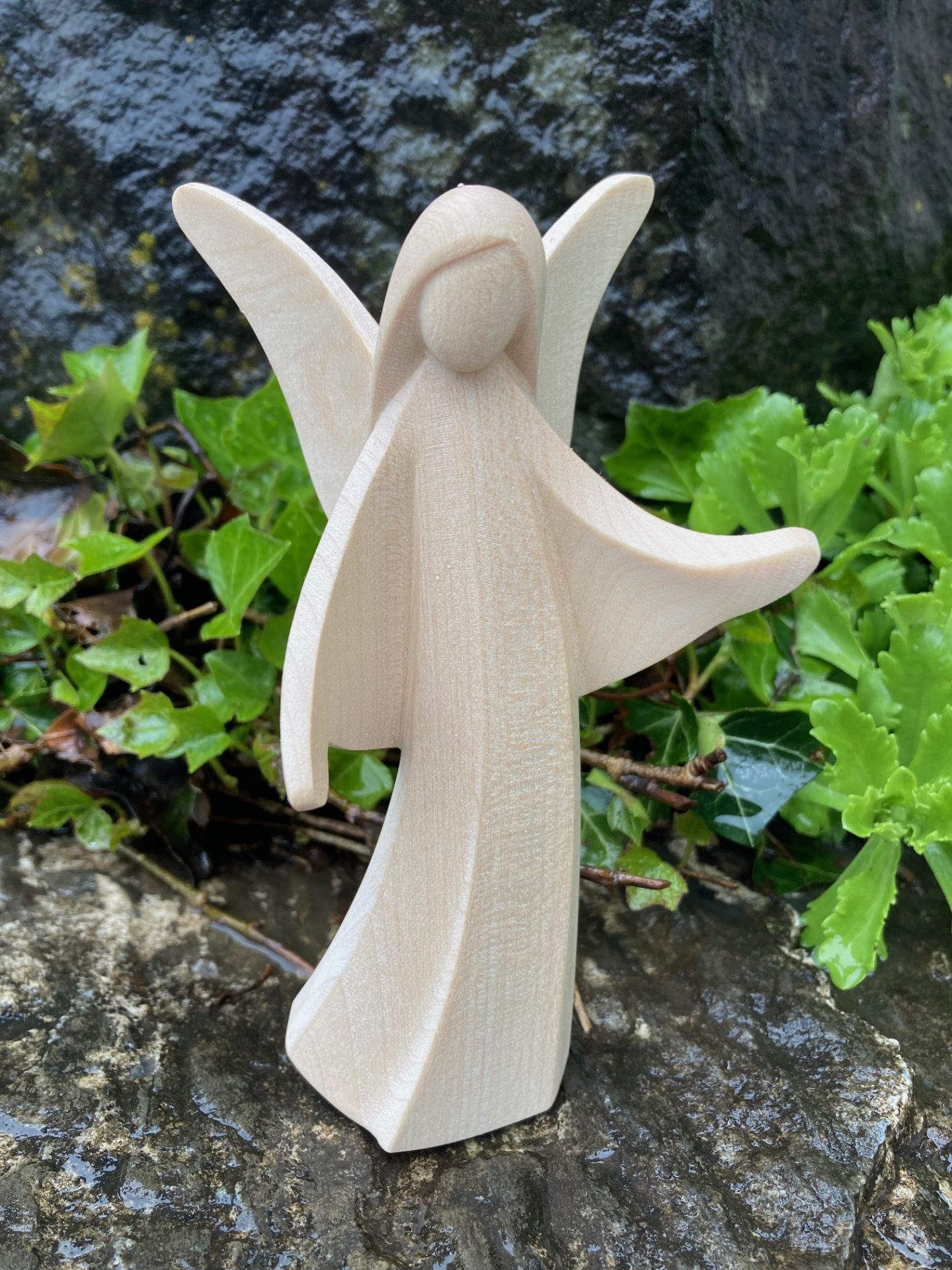 moderne engel aus holz groß