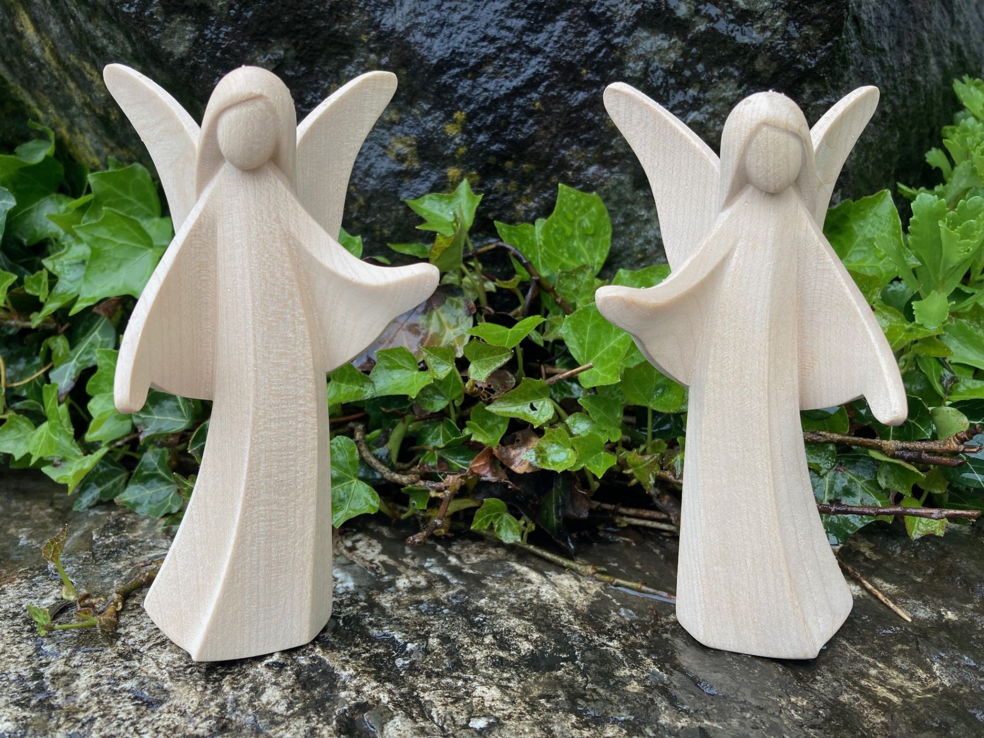 Engel Mara, modern, aus Holz geschnitzt