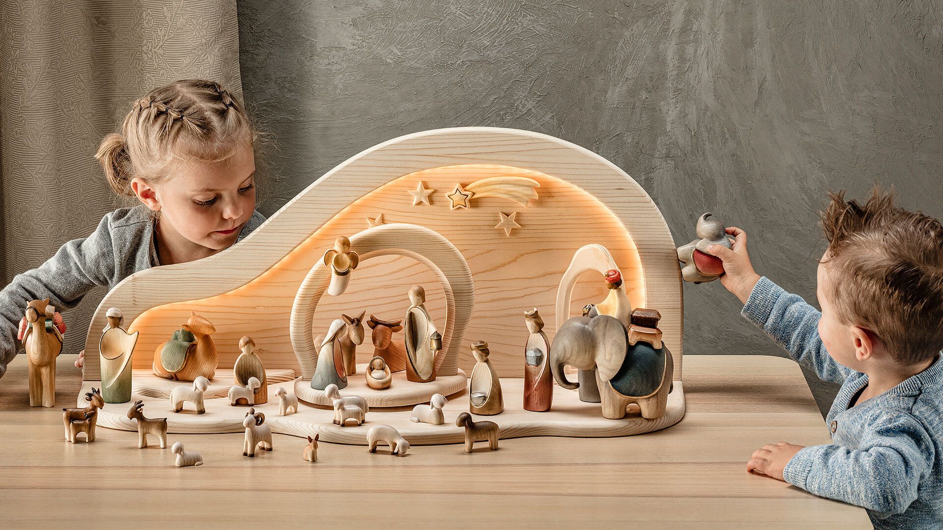 Weihnachtskrippen aus Holz geschnitzt